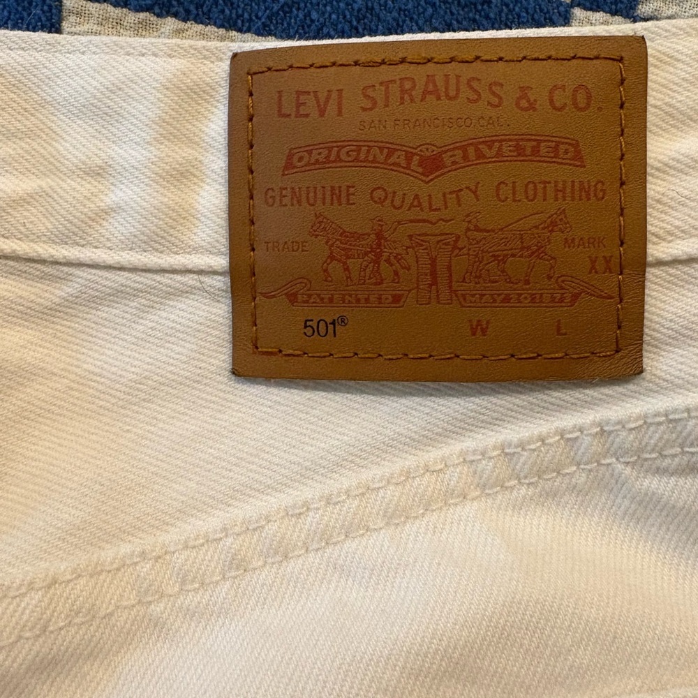 Levi’s Women’s 501 original fit - white jeans 24W x 32L